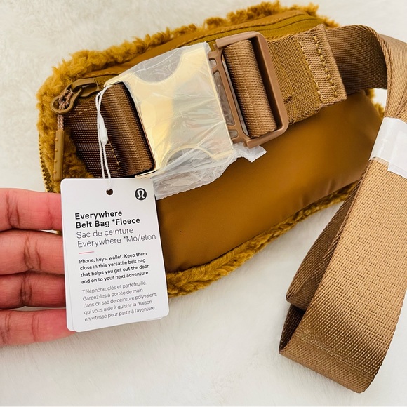 Lululemon Everywhere Fleece Belt Bag - Picture 6 of 11